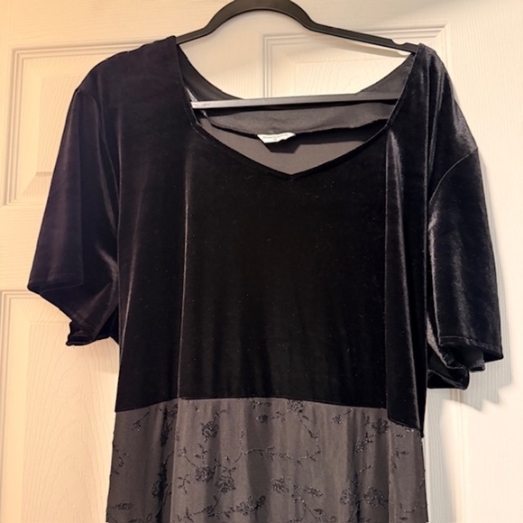 4X black velvet gown - Picture 4 of 9